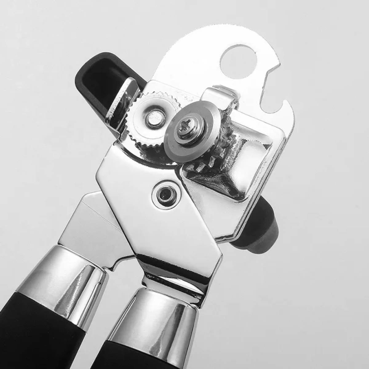 Abridor de Latas com Manivela Profissional de Inox Cabo Preto - IUD00001