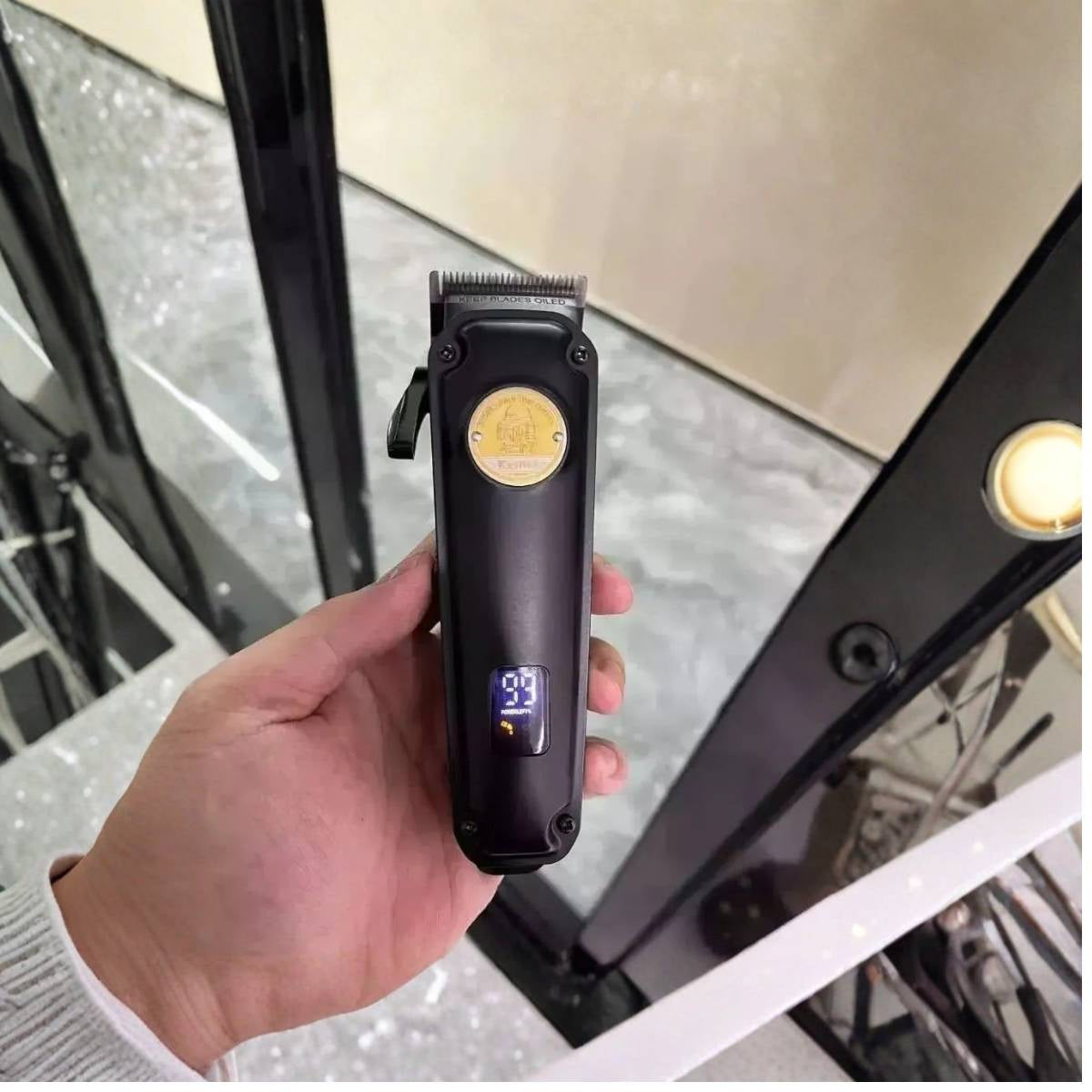 Máquina de Cortar Cabelo Profissional KM-2372 Elétrico Sem Fio USB - LFJ-KM-2372